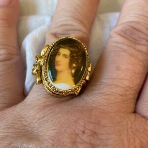 Marked ART Vintage Lady Cameo Poison Ring Cocktail Adjustable